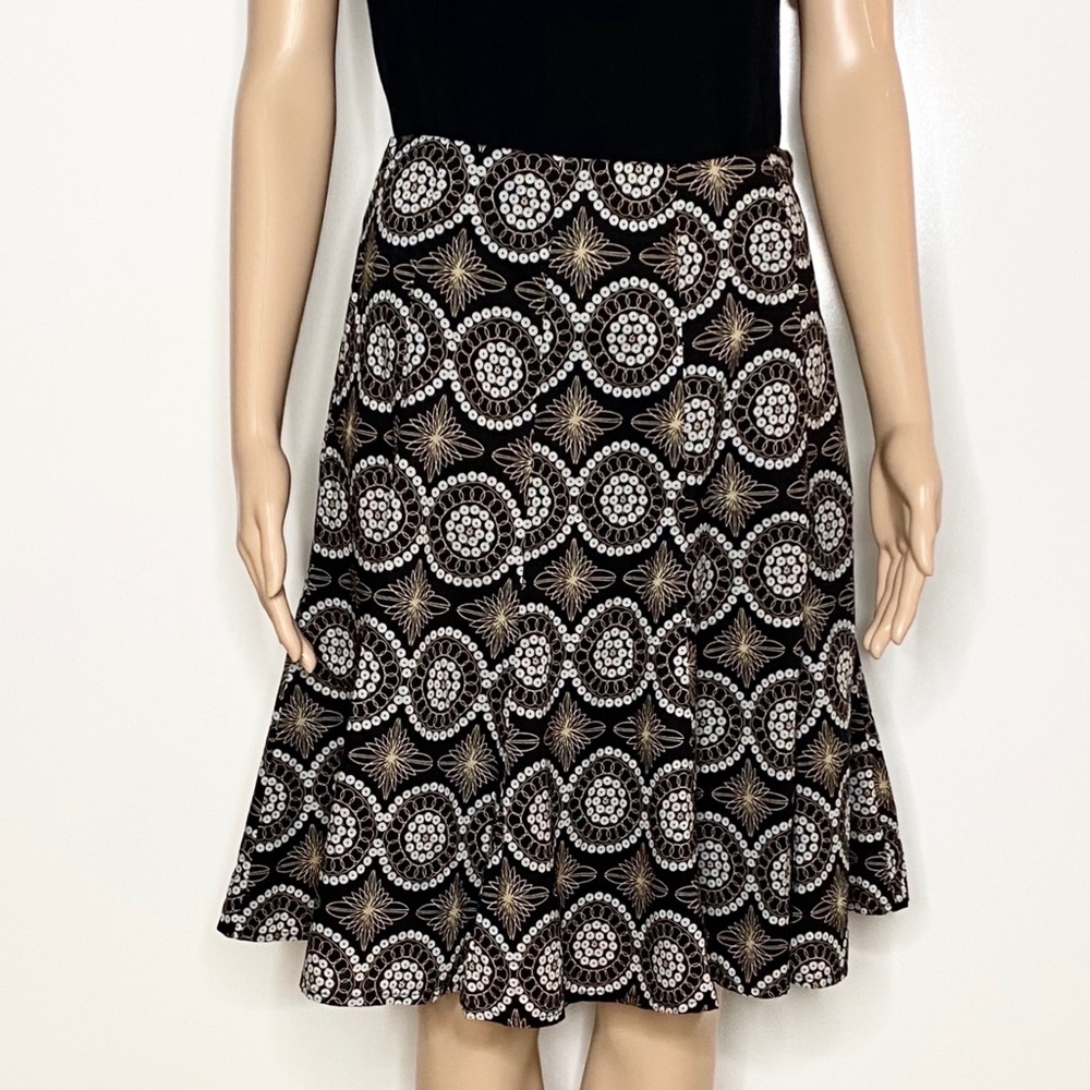 Focus 2000 flare skirt with circular design